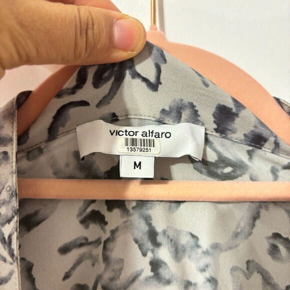 Victor Alfaro Blouse Top Collared Short Sleeve High low Shirt Gray M Floral - Picture 9 of 10